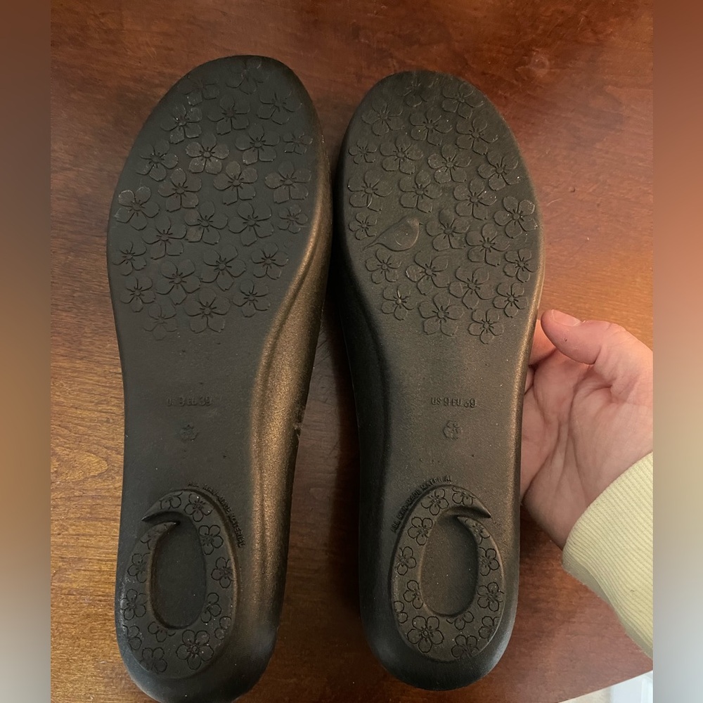 Oka B Womens Black Matte Jelly Flats with Jewel Embellishment NWOB 9 Comfy Glam - Picture 11 of 13